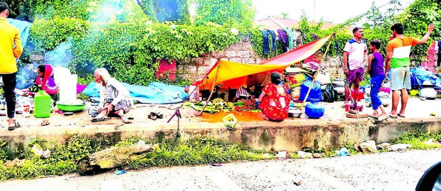 Footpaths outside Margao rly station taken over by squatters, illegal vendors, rue locals 1 Footpaths outside Margao rly station taken over by squatters, illegal vendors, rue locals