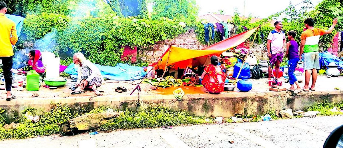 Footpaths outside Margao rly station taken over by squatters, illegal vendors, rue locals