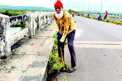 For three years, 80-year-old cleans gutters on Kiranpani-Aronda bridge on Maha-Goa border