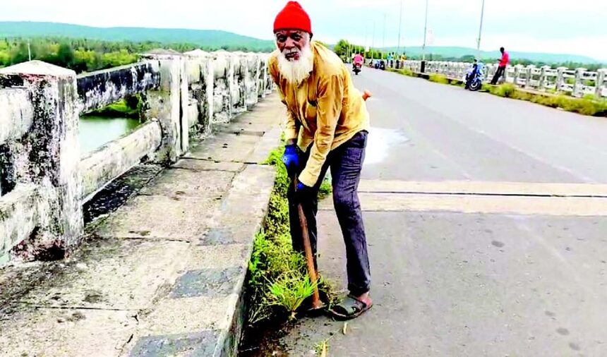 For three years, 80-year-old cleans gutters on Kiranpani-Aronda bridge on Maha-Goa border 1 For three years, 80-year-old cleans gutters on Kiranpani-Aronda bridge on Maha-Goa border
