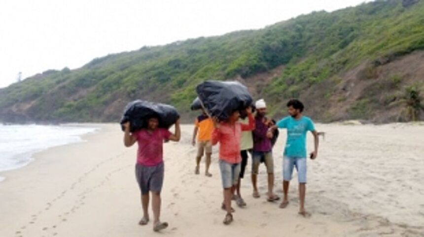 Foreigners take up the task of cleaning famous Arambol sweet water lake
