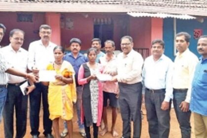 Forest dept officials donate RS 2.75 lakh for family of deceased colleague