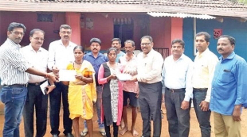 Forest dept officials donate RS 2.75 lakh for family of deceased colleague 1 Forest dept officials donate RS 2.75 lakh for family of deceased colleague