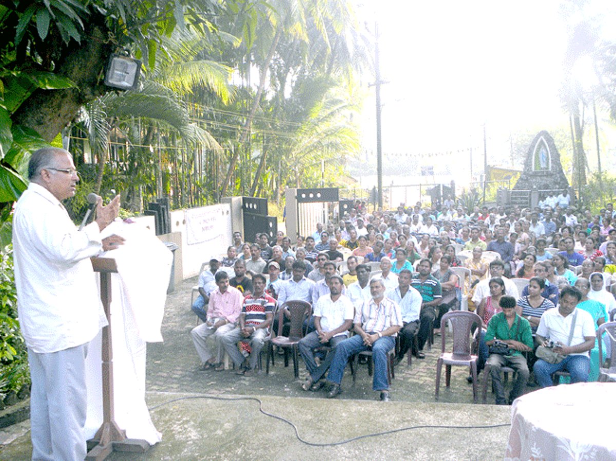 Former Loliem sarpanch Mohandas Lolayekar addresses a meeting at Loliem on Thursday.