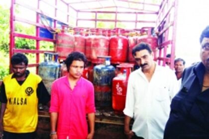 Four caught red-handed pilfering LPG