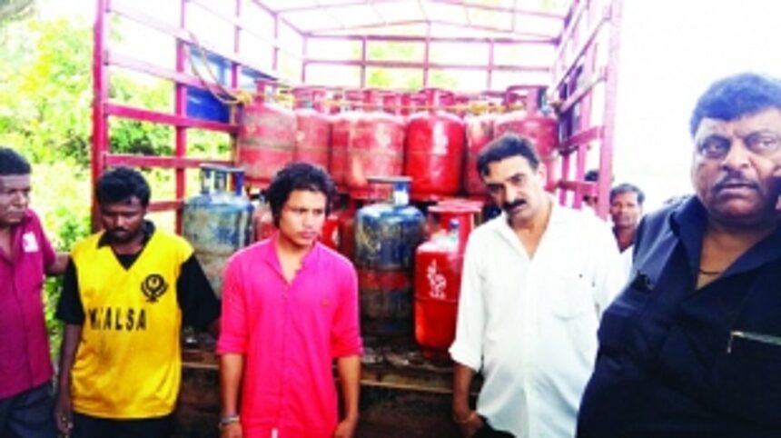 Four caught red-handed pilfering LPG