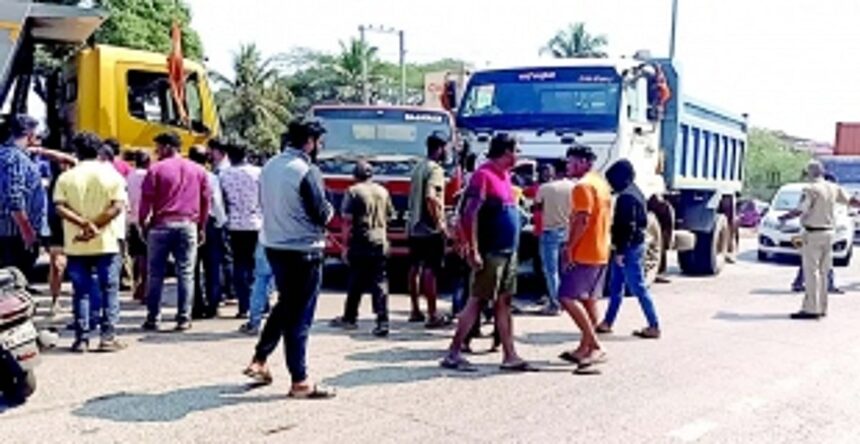 Four injured in freak accident at Peddem junction 1 Four injured in freak accident at Peddem junction