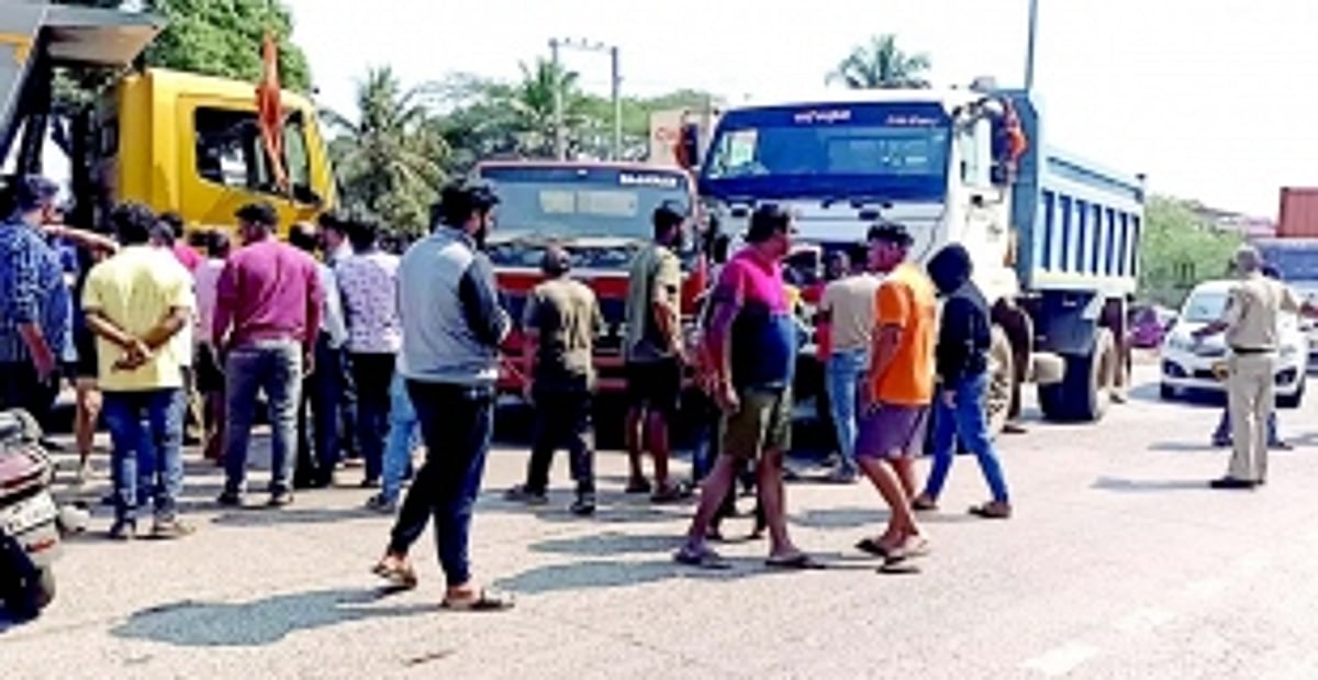 Four injured in freak accident at Peddem junction