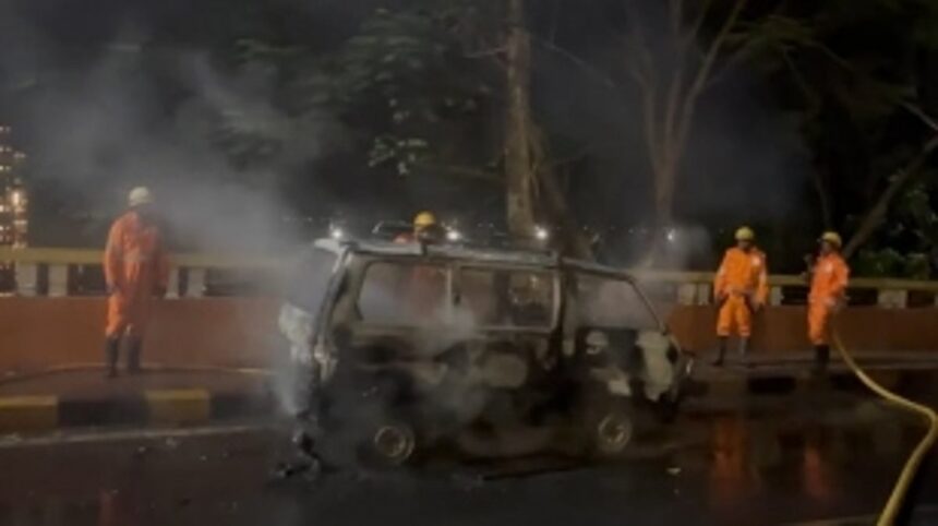 Four-wheeler catches fire at Mandovi Bridge; No casualties reported 1 Four-wheeler catches fire at Mandovi Bridge; No casualties reported