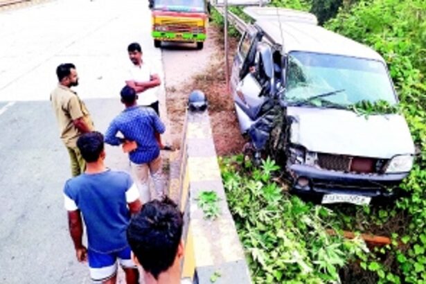 Four-wheeler veers off at Tar Bridge in Mapusa