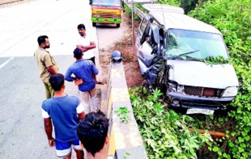 Four-wheeler veers off at Tar Bridge in Mapusa