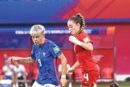 France survive Canada scare