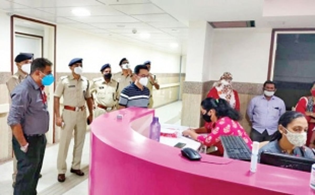 Frontline   warriors get   vaccine jabs