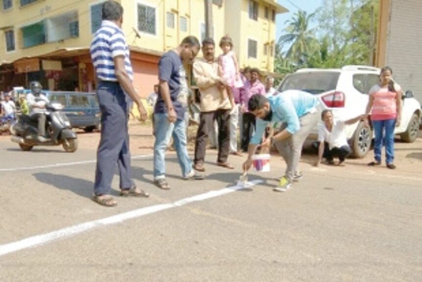 Frustrated at PWD, Aquem panchayat  paints speed breaker