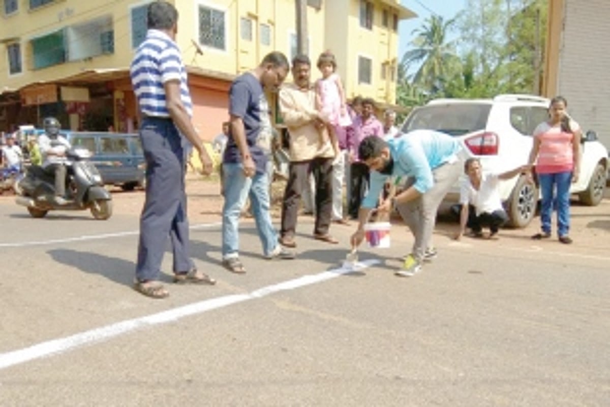 Frustrated at PWD, Aquem panchayat  paints speed breaker
