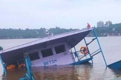 Frustration Grows as Sunken Betim Ferry Disrupts Chorao Commute for Seventh Day