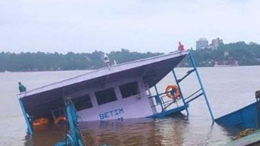Frustration Grows as Sunken Betim Ferry Disrupts Chorao Commute for Seventh Day 1 Frustration Grows as Sunken Betim Ferry Disrupts Chorao Commute for Seventh Day