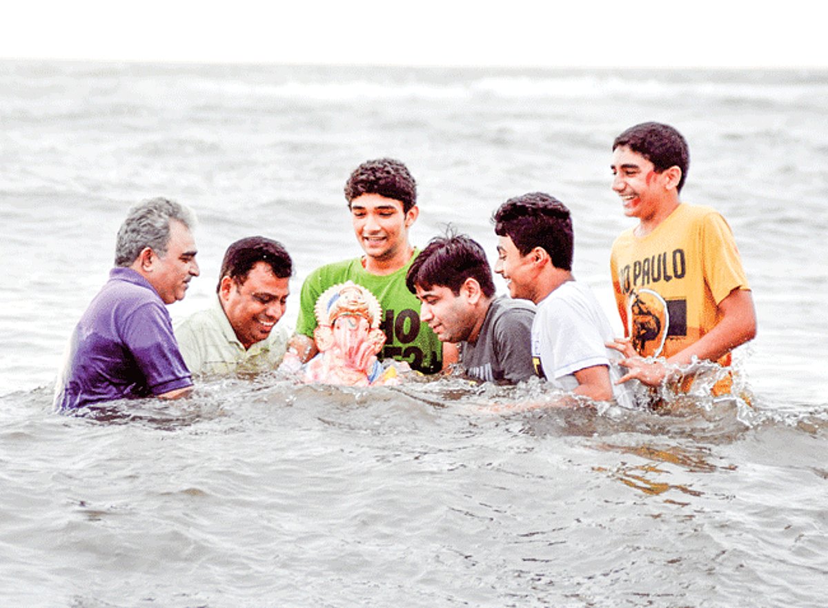 GANAPATI BAPPA MORYA....PUDHCHYA VARSHI LAVKAR YA...: A family immerse a one and half day idol of Elephant-headed Hindu God Lord Ganesh at Mira Mar beach on Tuesday.