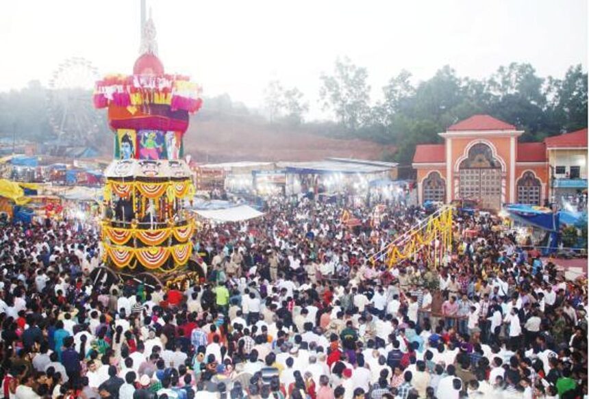 GATHERING OF FAITHFUL: Thousands thronged the Shree Shantadurga Kunkallikarin Temple at Fatorpa on the last day of the annual Zatra festival. 1 GATHERING OF FAITHFUL: Thousands thronged the Shree Shantadurga Kunkallikarin Temple at Fatorpa on the last day of the annual Zatra festival.