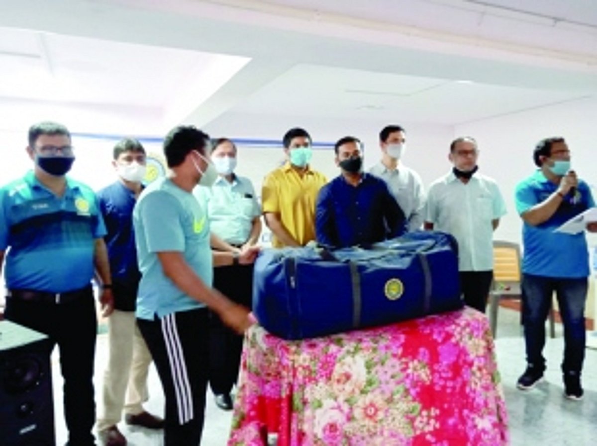 GCA DISTRIBUTES Cricket kit bags to 19 schools in Mormugao