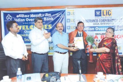 GM Indira Padmini and Senior Divisional Manager Suresh Acharya presenting Bima region award