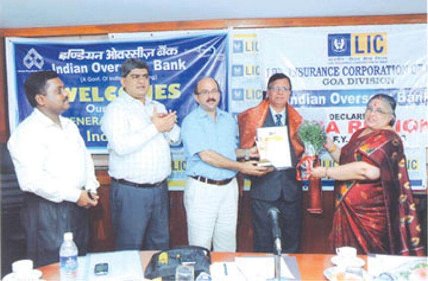 GM Indira Padmini and Senior Divisional Manager Suresh Acharya presenting Bima region award