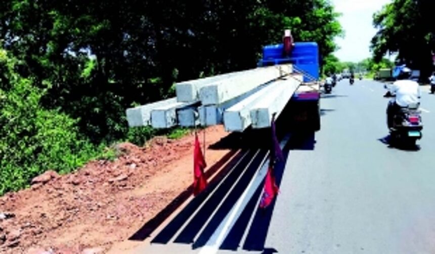 GOACAN halts vehicles carrying poles at Sirlim; Directorate of Transport books vehicle owner 1 GOACAN halts vehicles carrying poles at Sirlim; Directorate of Transport books vehicle owner