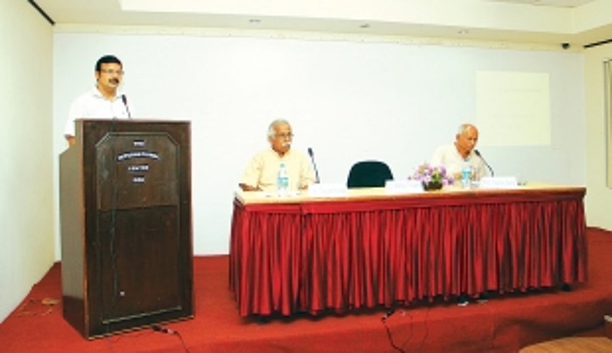 Gadgil proposes iron ore mining through cooperatives