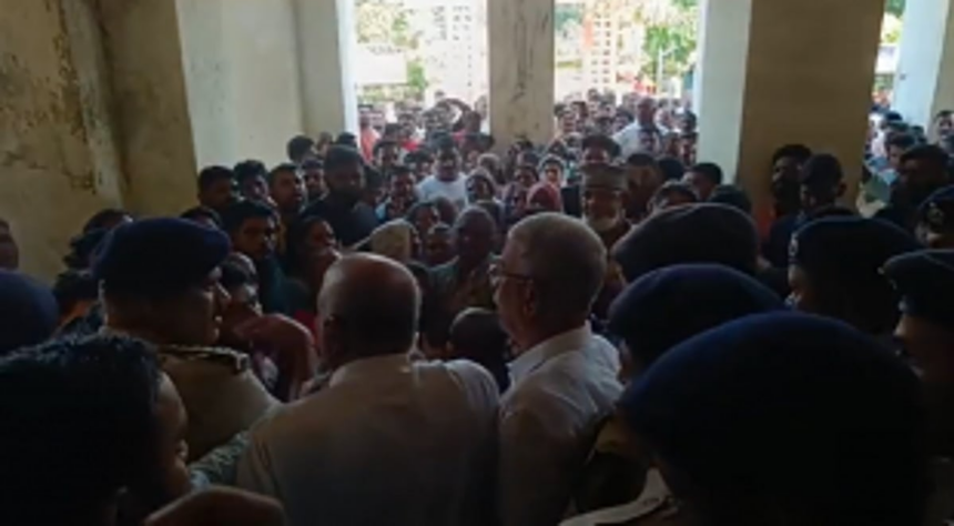 Gandhi Market Traders Stage Protest Against Unauthorized Sales Outside Designated Area in Margao