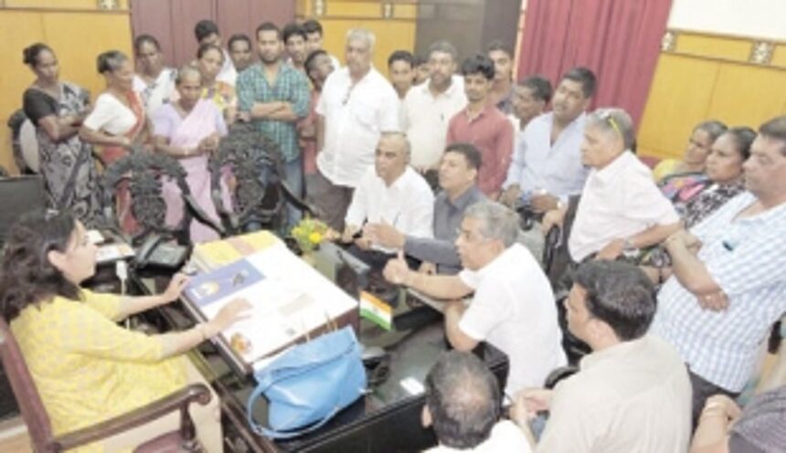 Gandhi Market traders gherao MMC CO 1 Gandhi Market traders gherao MMC CO