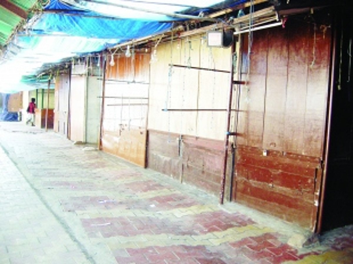 Gandhi market vendors shut shop to attend their leader’s function