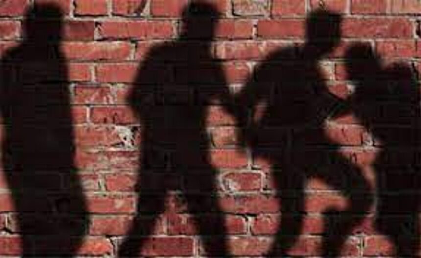 Gang waylays vehicle, attacks commuters with rods and stones