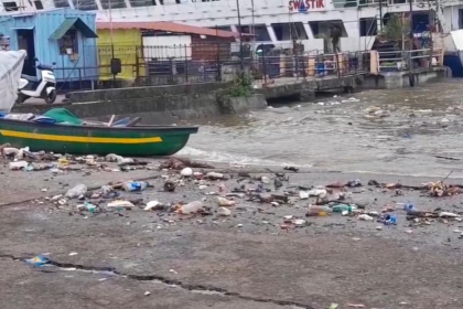 Garbage Seen Floating Near Betim Ferry Ramp in Bardez, Goa; Locals Raise Pollution Concerns