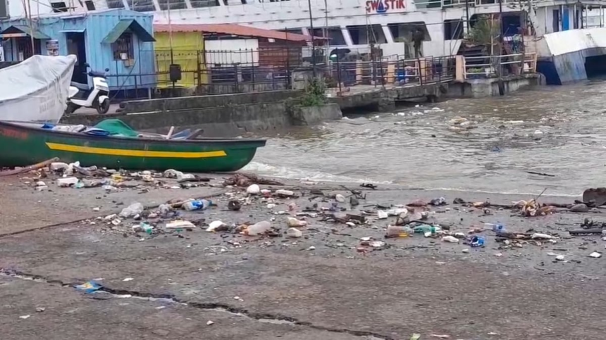 Garbage Seen Floating Near Betim Ferry Ramp in Bardez, Goa; Locals Raise Pollution Concerns 1 Garbage Seen Floating Near Betim Ferry Ramp in Bardez, Goa; Locals Raise Pollution Concerns