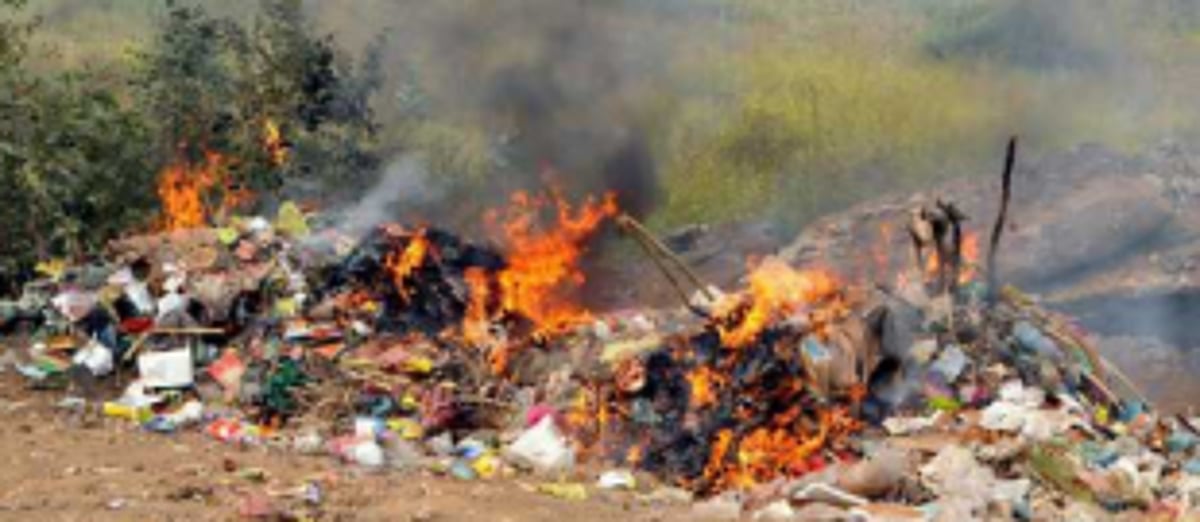 Garbage burnt in Nuvem, locals douse fire