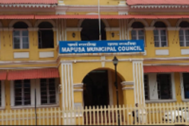 Garbage collection  vehicle, 10 dustbins  donated to MMC