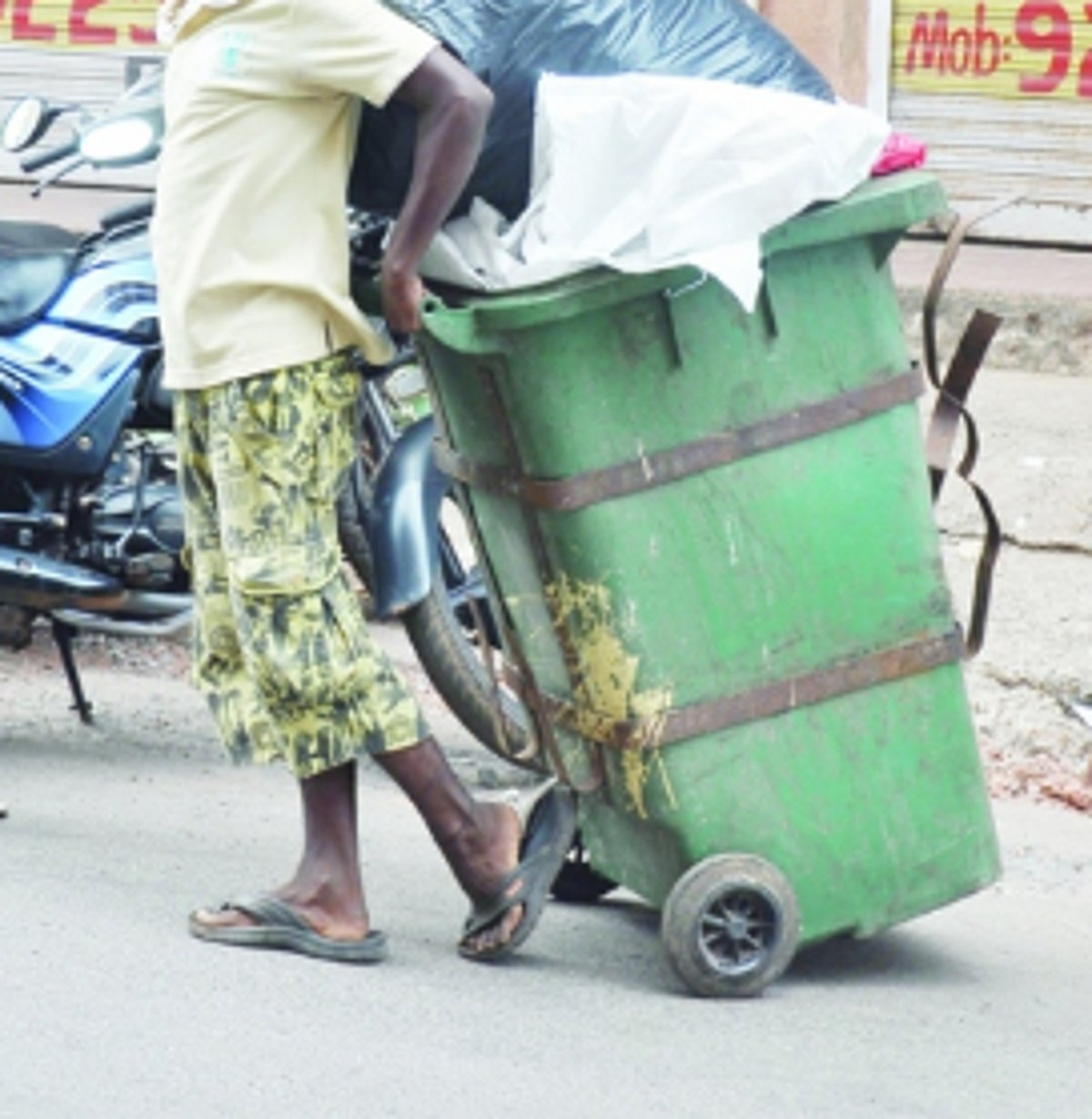 Garbage collection workers ‘lifting’ valuables from Margao households!