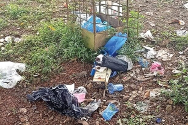 Garbage dumped at Tolleaband in Xeldem