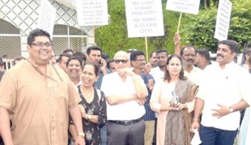'Garbage minister' faces protest on Sonsoddo visit 1 'Garbage minister' faces protest on Sonsoddo visit