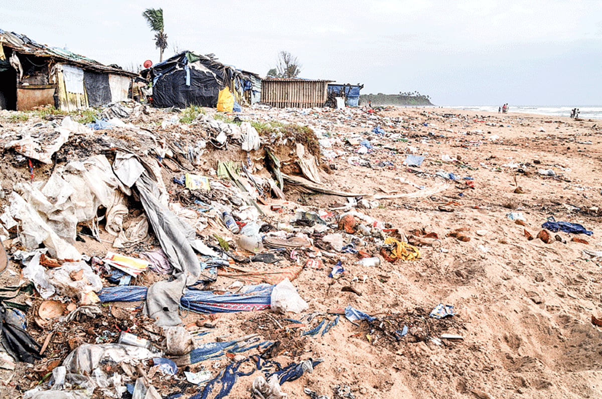 Garbage strewn all over by slum dwellers resulting in an eyesore to the Baina beach in Vasco.