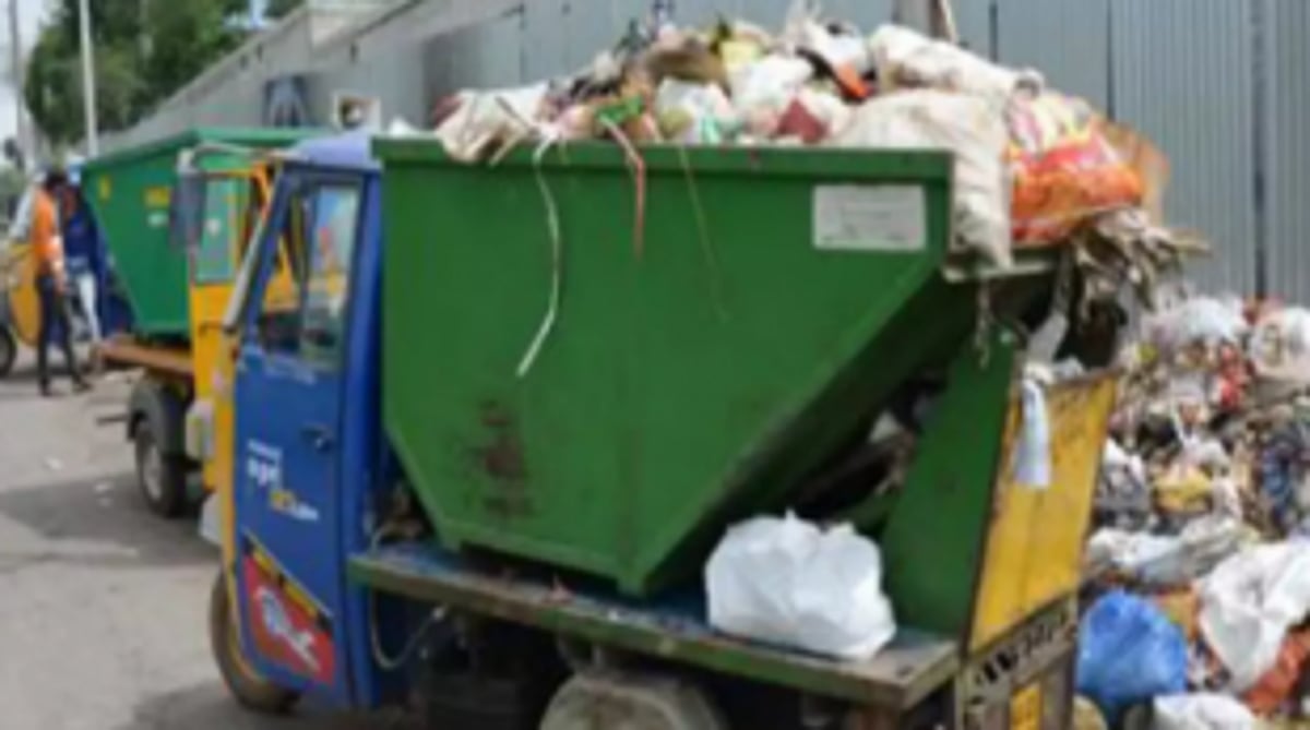 Garbage vehicle   donated to Shiroda VP