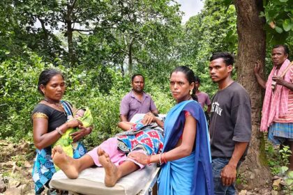 Girl carries snake-bitten mother 5km, loses race against time