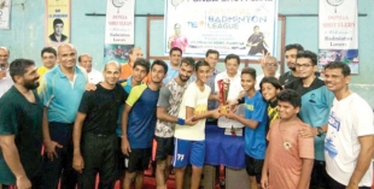 Gladiators emerge b­adminton league champions