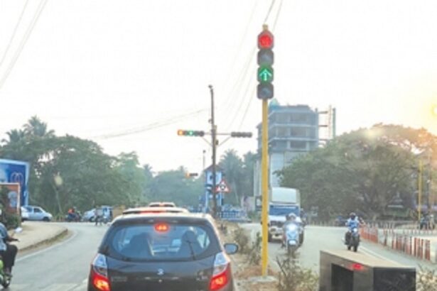 Glitchy traffic signal causes confusion ataz Old Market Circle