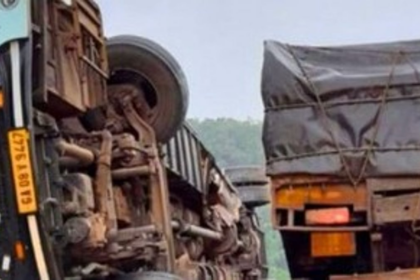 Goa-Bengaluru Bus Meets with Major Accident Near Yellapur; Bus Left Dangling Over Cliff, Several Injured