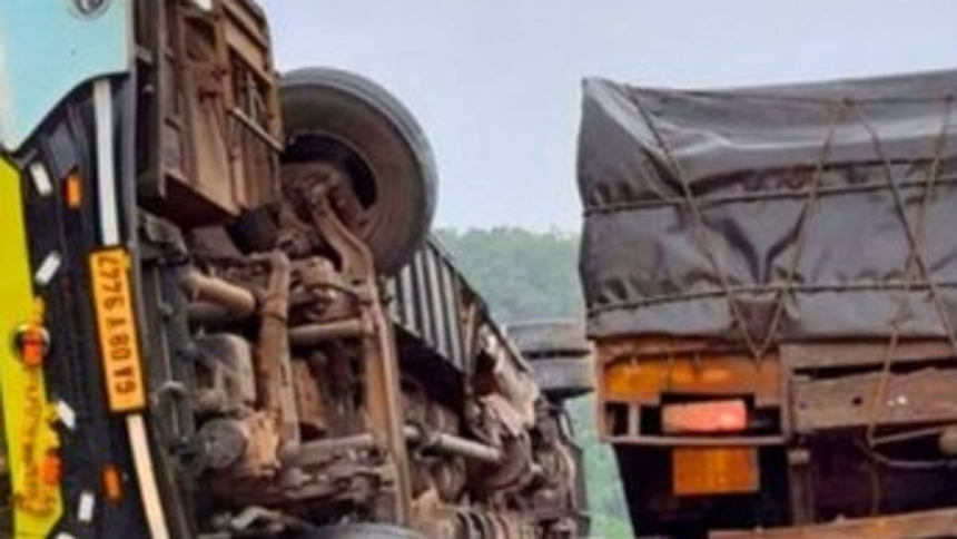 Goa-Bengaluru Bus Meets with Major Accident Near Yellapur; Bus Left Dangling Over Cliff, Several Injured 1 Goa-Bengaluru Bus Meets with Major Accident Near Yellapur; Bus Left Dangling Over Cliff, Several Injured