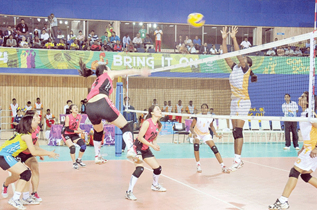 Goa-India women spikers got off to a smashing start beating Macau in straight sets 25-16, 25-10, 25-10 at the Lousofonia Games volleyball event at Taleigao, on Sunday. Goa-India men also made light work of Mozambique 3-0 (25-16, 25-21, 25-10)