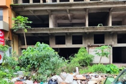 Goa squatting on garbage mountain