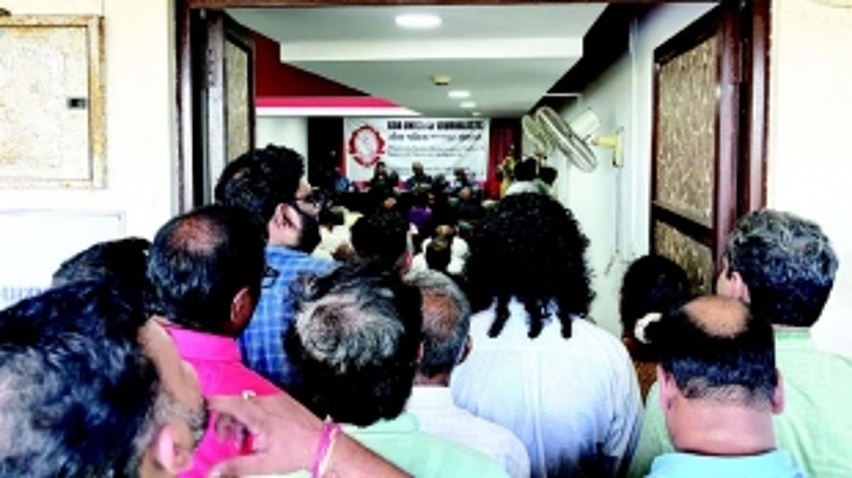 Goan artistes ask Art & Culture Min to resign, in his presence