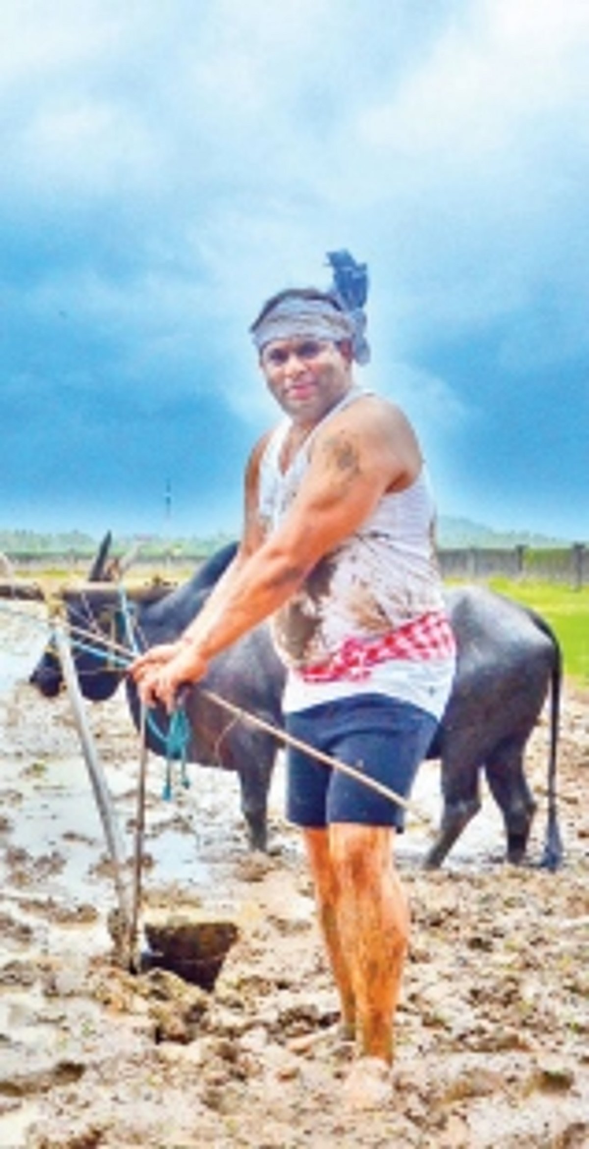 Goan politicos ‘get dirty’ in the field